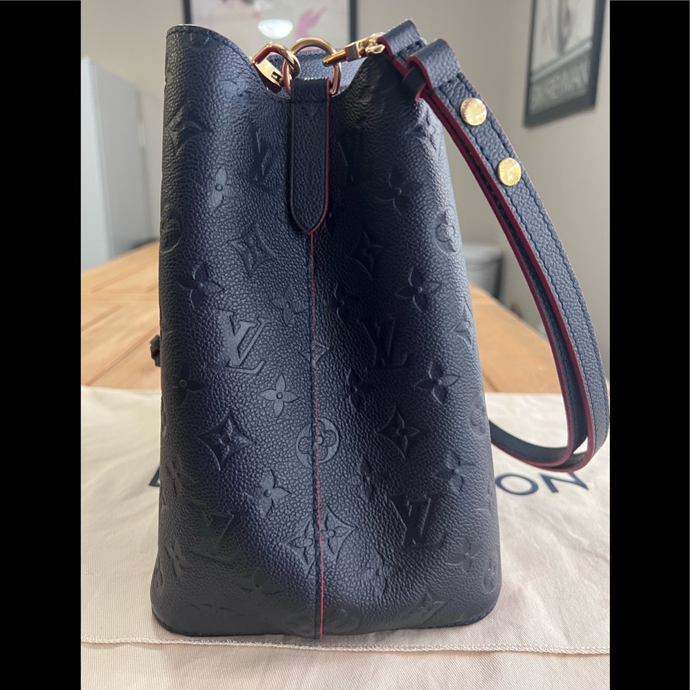 Louis Vuitton
NeoNoe Handbag Monogram Empreinte Leather MM - Picture 3 of 16